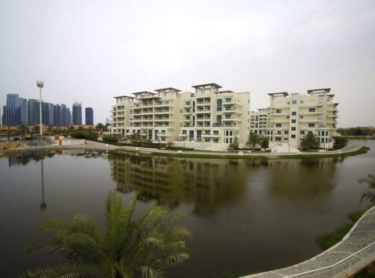 Breathtaking View of the Lake-Single Row Townhouse