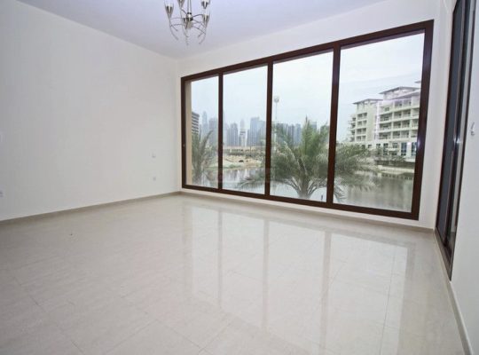 Breathtaking View of the Lake-Single Row Townhouse