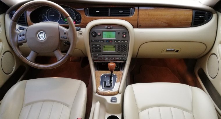 JAGUAR X-TYPE 2006,AWD 3.0, GCC, TOP OF LINE,WELL MAINTAINED,SUNROOF,LEATHER SEATS,ACCIDENT FREE