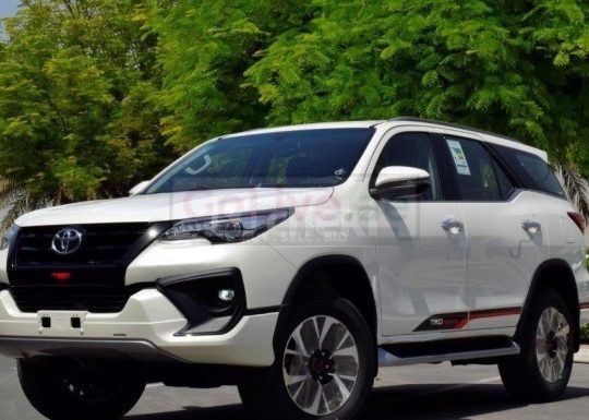 FORTUNER (7SEATER) AVAILABLE WITH DRIVER Car lift