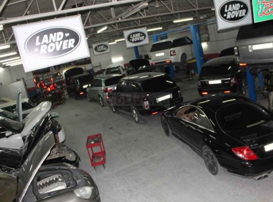 Range Rover Service Center Repair Maintenance Workshop Garage Sharjah