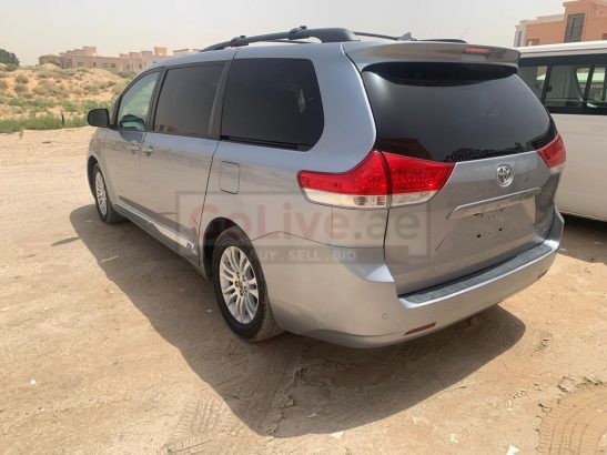 TOYOTA SIENNA 2012 XLE FULL OPTION WITH SUNROOF FULLY AUTOMATIC IMPORTED VAN