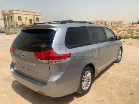 TOYOTA SIENNA 2012 XLE FULL OPTION WITH SUNROOF FULLY AUTOMATIC IMPORTED VAN