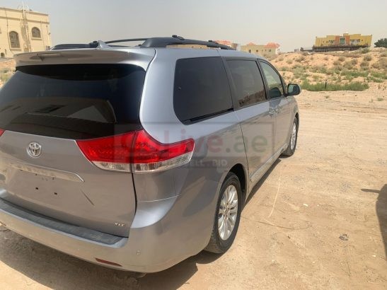 TOYOTA SIENNA 2012 XLE FULL OPTION WITH SUNROOF FULLY AUTOMATIC IMPORTED VAN