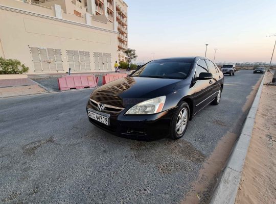 HONDA ACCORD 2006 FULLY LOADED SUNROOF , LEATHER SEATS IN GOOD CONDITION