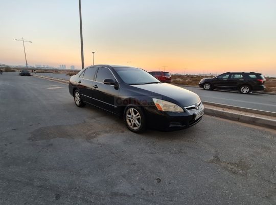 HONDA ACCORD 2006 FULLY LOADED SUNROOF , LEATHER SEATS IN GOOD CONDITION