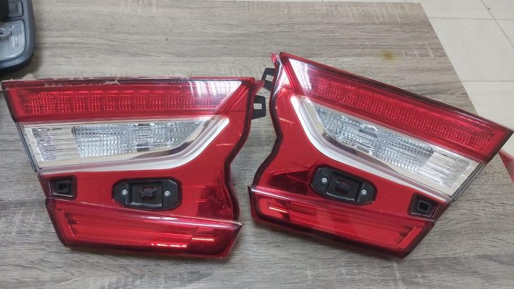 HONDA ACCORD 2018 2019 REAR TAILGATE LIGHTS LEFT & RIGHT OEM 34155-TVA-A01 ( Genuine Used HONDA Parts )