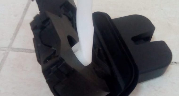 AUDI Q7 2006 2007 2008 2009 BOOTLID TAILGATE REAR LOCK MECHANISM OEM PART NO 8P4827505B ( Genuine Used AUDI Parts )