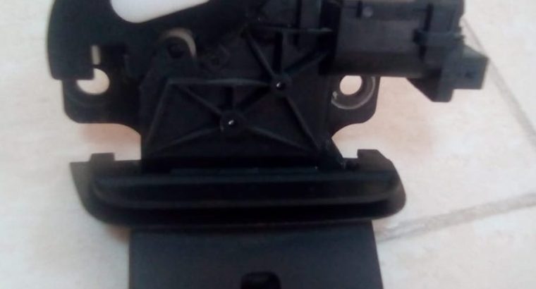 AUDI Q7 2006 2007 2008 2009 BOOTLID TAILGATE REAR LOCK MECHANISM OEM PART NO 8P4827505B ( Genuine Used AUDI Parts )