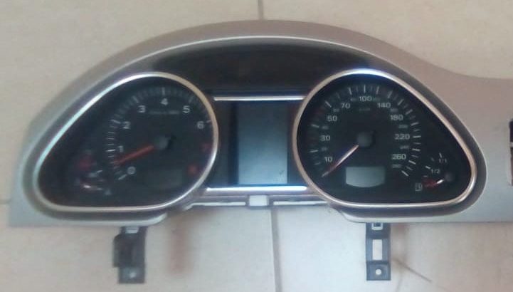 AUDI Q7 2006 2007 2008 2009 INSTRUMENT CLUSTER SPEEDOMETER OEM PART NO 4L0920930J ( Genuine Used AUDI Parts )