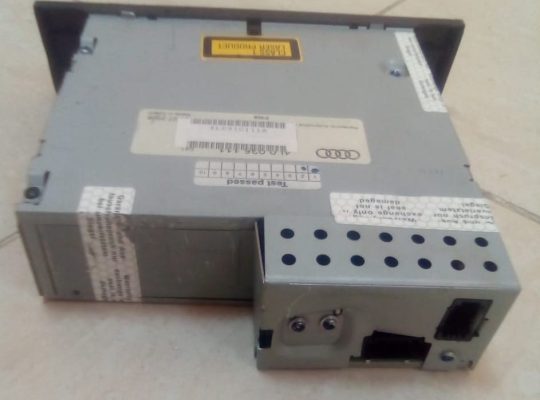 AUDI Q7 2007 2008 2009 MMI 6 CD MULTI CHANGER OEM PART NO 4L0910111A ( Genuine Used AUDI Parts )