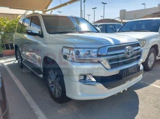 Toyota Land Cruiser 2018 AED 215,000, Good condition, Full Option, Sunroof, Navigation System, Fog Lights, Negotiable