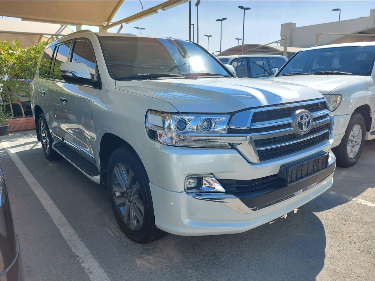 Toyota Land Cruiser 2018 AED 215,000, Good condition, Full Option, Sunroof, Navigation System, Fog Lights, Negotiable