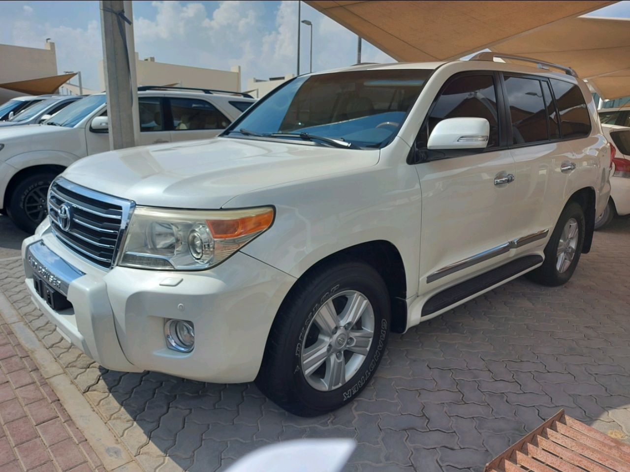 Toyota Land Cruiser 2014 AED 110,000, Good condition, Full Option, Sunroof, Navigation System, Fog Lights, Negotiable