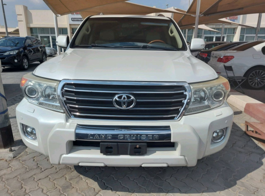 Toyota Land Cruiser 2014 AED 110,000, Good condition, Full Option, Sunroof, Navigation System, Fog Lights, Negotiable