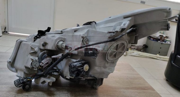 Infiniti G35 G37 2006 2007 Headlight LEFT SIDE PART NO 26060-CM40C ( Genuine Used INFINITI Parts )