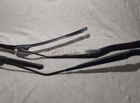 NISSAN JUKE 2010 TO 2015 WIPER ARM PART NO M1E1AS12U ( NISSAN GENUINE USED PARTS )