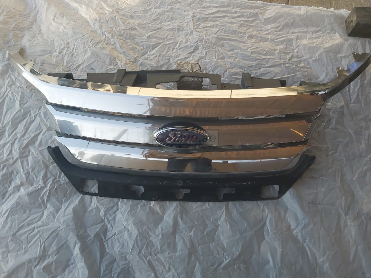 FORD FUSION 2010 TO 2012 FRONT CHROME GRILL & FRAME MOUNT PART NO AE538A164BB ( FORD GENUINE USED PARTS )