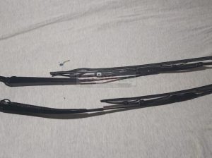 FORD FUSION 2006 TO 2012 WINDSCREEN WIPER ARMS RIGHT & LEFT PART NOS 7E5Z-17526-A/6E5Z-17527-AA ( FORD GENUINE USED PARTS )