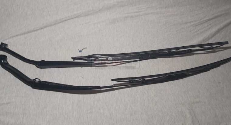 FORD FUSION 2006 TO 2012 WINDSCREEN WIPER ARMS RIGHT & LEFT PART NOS 7E5Z-17526-A/6E5Z-17527-AA ( FORD GENUINE USED PARTS )
