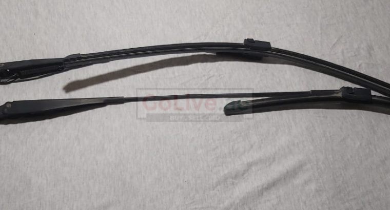 FORD FOCUS 2008 TO 2012 WIPER ARM and BLADE PART NO 6S4Z17527AA/4W1Z17528AA ( FORD GENUINE USED PARTS )