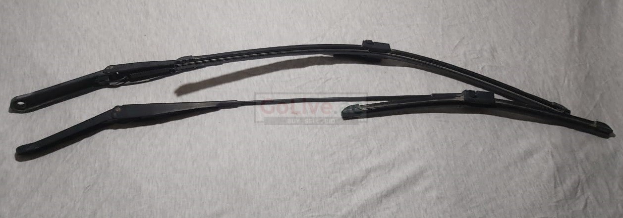 FORD FOCUS 2008 TO 2012 WIPER ARM and BLADE PART NO 6S4Z17527AA/4W1Z17528AA ( FORD GENUINE USED PARTS )