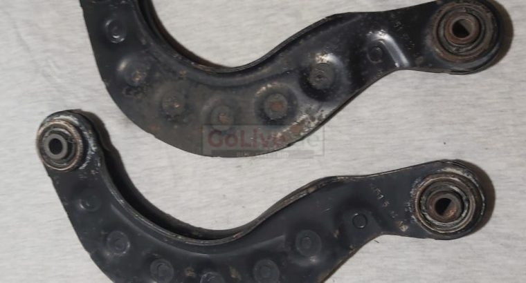 FORD FOCUS 2008 TO 2011 REAR UPPER CONTROL ARM RIGHT and LEFT PART NO 8M515500AB ( FORD GENUINE USED PARTS )
