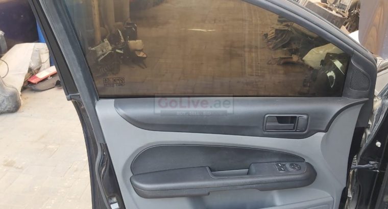 FORD FOCUS 2008 TO 2011 LEFT FRONT DOOR PART NO 8S4Z5420125A ( FORD GENUINE USED PARTS )