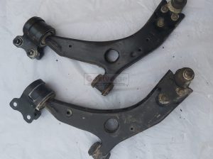 FORD FOCUS 2004 TO 2012 FRONT LOWER CONTROL ARM RIGHT and LEFT PART NO X15CJ0388/X15CJ0389 ( FORD GENUINE USED PARTS )