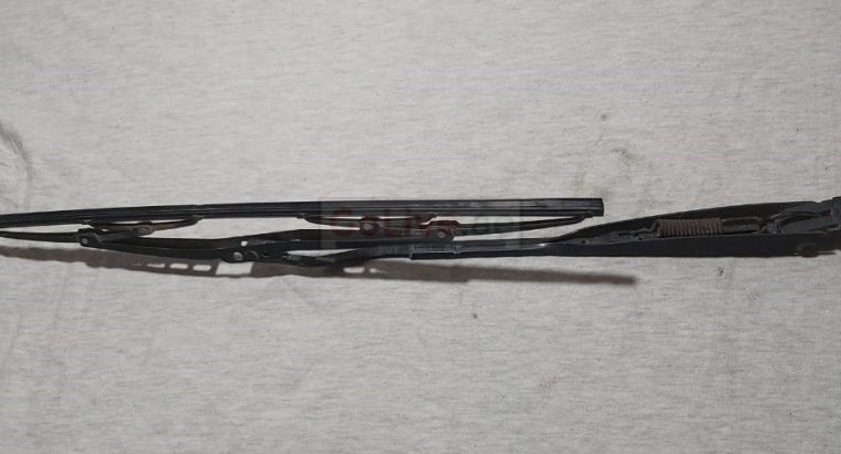 MINI COOPER 2002 TO 2014 FRONT LEFT WINDSHIELD WIPER PART NO 80005586 ( MINI COOPER GENUINE USED PARTS )