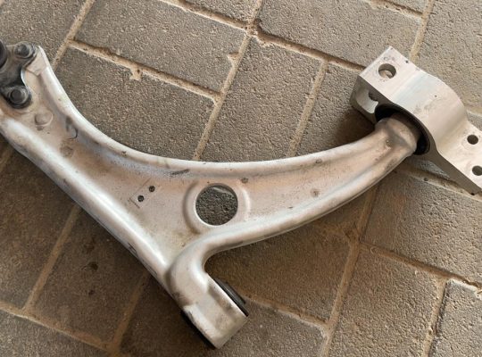 VOLKSWAGEN PASSAT 2010 FRONT LOWER RIGHT CONTROL ARM PART NO 3C0407152E ( Genuine Used VOLKSWAGEN Parts )