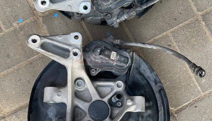 VOLKSWAGEN PASSAT 2010 REAR SPINDLE KNUCKLE BEARING RIGHT/LEFT 3C0505436 F/3C0505435 F WITH PARKING BREAK MOTOR 3C0998281B
