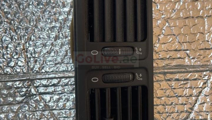 VOLKSWAGEN PASSAT 2010 CENTER DASHBOARD AIR VENT GRILL PART NO 3C2819728E ( Genuine Used VOLKSWAGEN Parts )