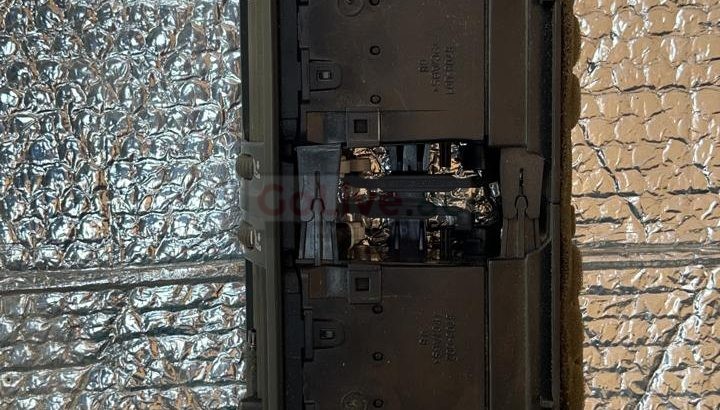 VOLKSWAGEN PASSAT 2010 CENTER DASHBOARD AIR VENT GRILL PART NO 3C2819728E ( Genuine Used VOLKSWAGEN Parts )