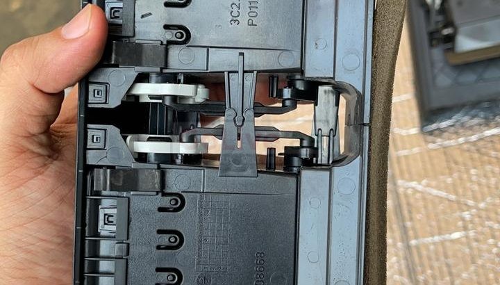 VOLKSWAGEN PASSAT 2010 CENTER DASHBOARD AIR VENT GRILL PART NO 3C2819728E ( Genuine Used VOLKSWAGEN Parts )