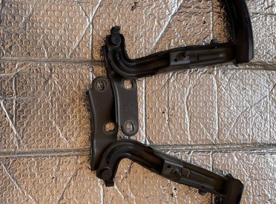 VOLKSWAGEN PASSAT 2010 TAILGATE/TRUNK/BOOT HINGE LEFT /RIGHT PART NO 3C5827301B / 3C5827302B ( Genuine Used VOLKSWAGEN Parts )