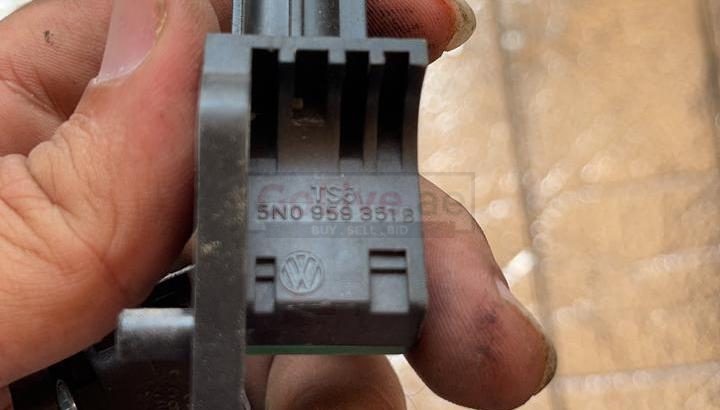 VOLKSWAGEN PASSAT 2010 SKODA TIGUAN AIRBAG PRESSURE SENSOR PART NO 5N0959351B ( Genuine Used VOLKSWAGEN Parts )