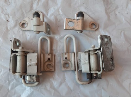 VOLKSWAGEN EOS 2009 FRONT DOOR L/R LOWER/UPPER HINGE 1Q0831411A/1Q0831412A/ 3C0831401D/3C0831402D ( Genuine Used VOLKSWAGEN Parts)