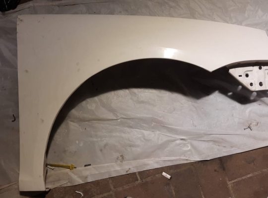 VOLKSWAGEN EOS 2009 FRONT FENDER LEFT AND RIGHT SIDE PART NO 1Q0821105B 1Q0821106B ( Genuine Used VOLKSWAGON Parts )