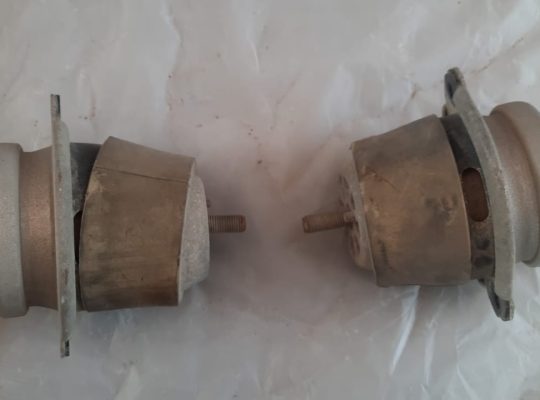 AUDI Q7 2007 ENGINE MOUNTING BRACKET PART NO 7L8199207 7L6199131A ( Genuine Used AUDI Parts )