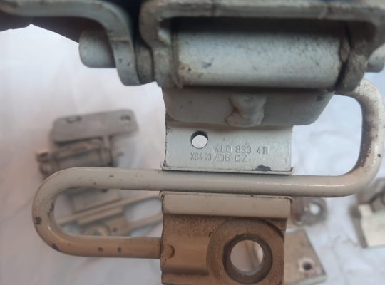 AUDI Q7 2007 DOOR HINGES PART NO 4L0833412 ( Genuine Used AUDI Parts )