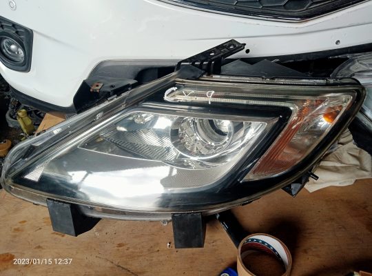 Mazda CX-9 head light for sale