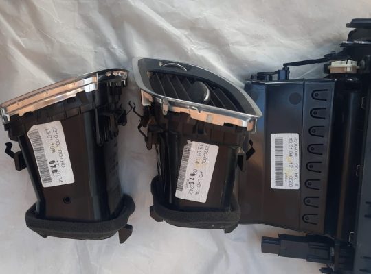 VOLVO S60 2013 FRONT CENTER DASH LEFT & RIGHT SIDE AIR VENTS GRILLE ( Genuine Used VOLVO Parts )