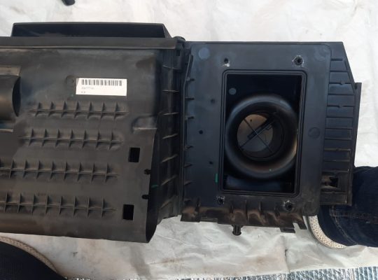 VOLVO S60 2013 AIR INTAKE FILTER CLEANER BOX HOUSING PART NO 30677718 ( Genuine Used VOLVO Parts )