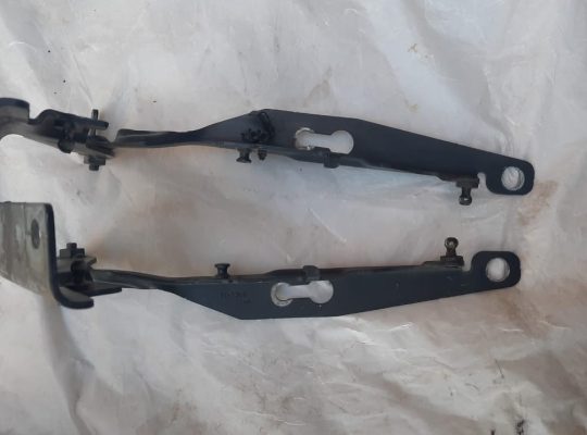 VOLVO S60 2013 ENGINE BONNET/HOOD LEFT & RIGHT SIDE HINGES PART NO 30799178 / 30799179 ( Genuine Used VOLVO Parts )