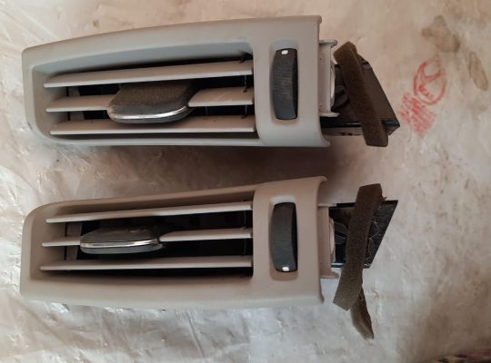 VOLVO S60 2013 CENTER B PILLAR A/C AIR VENT GRILLES LEFT & RIGHT SIDE ( Genuine Used VOLVO Parts )