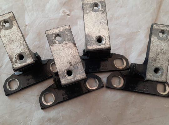 VOLVO S60 2013 FRONT & REAR DOOR HINGES & DOOR LOCK STRIKER PLATES PART NO A046572 / 31391309 ( Genuine Used VOLVO Parts )