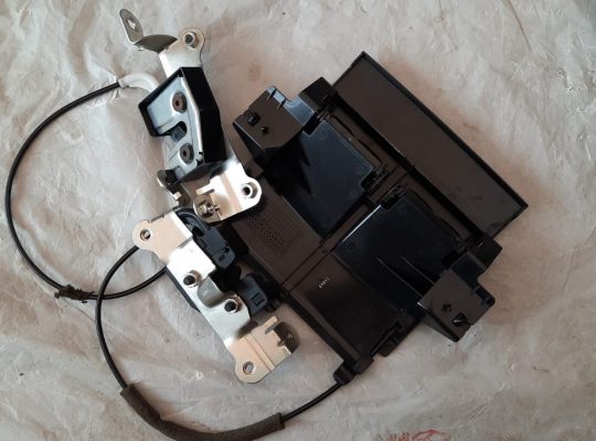 VOLVO S60 2013 REAR SEAT REST LOCK LATCH CONTROL PART NO 30727871 ( Genuine Used VOLVO Parts )