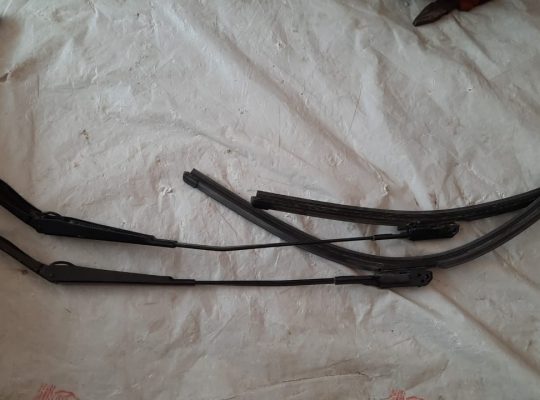 VOLVO S60 2013 FRONT LEFT & RIGHT WIPER ARMS PART NO 30753504 / 30753505 ( Genuine Used VOLVO Parts )