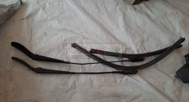 VOLVO S60 2013 FRONT LEFT & RIGHT WIPER ARMS PART NO 30753504 / 30753505 ( Genuine Used VOLVO Parts )